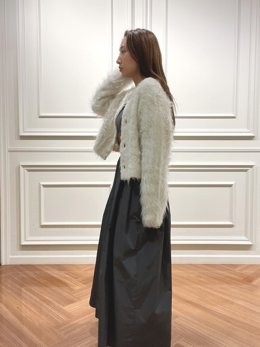 ベージュ系のブーツ、グレー系のワンピース、ホワイト系のカーディガン/ボレロを着用したレディースの秋コーディネートの4枚目の写真