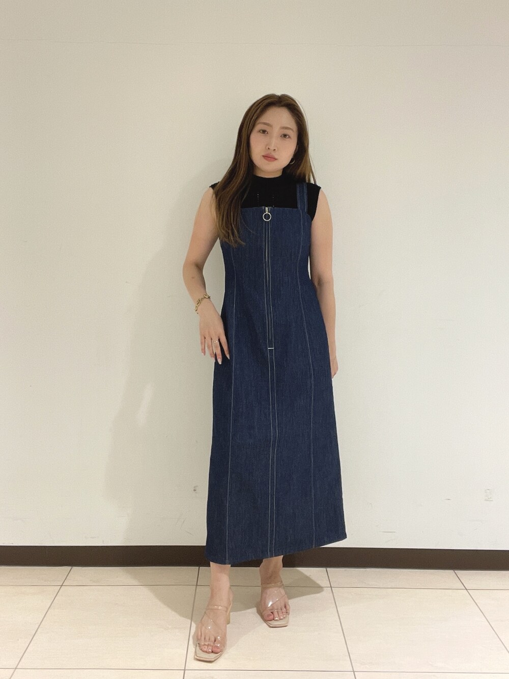 ブラック系のニット/セーター、ブルー系のワンピースを着用したレディースの夏コーディネートの8枚目の写真