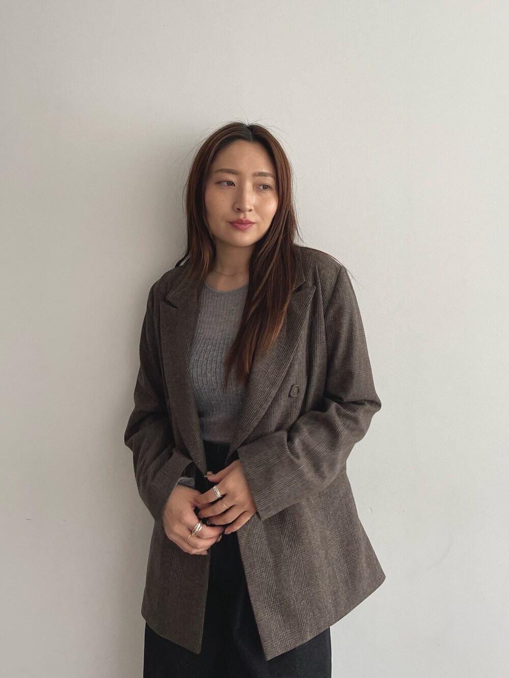 ブラック系のデニムパンツ、グレー系のニット/セーター、ブラウン系のテーラードジャケットを着用したレディースの夏コーディネートの8枚目の写真