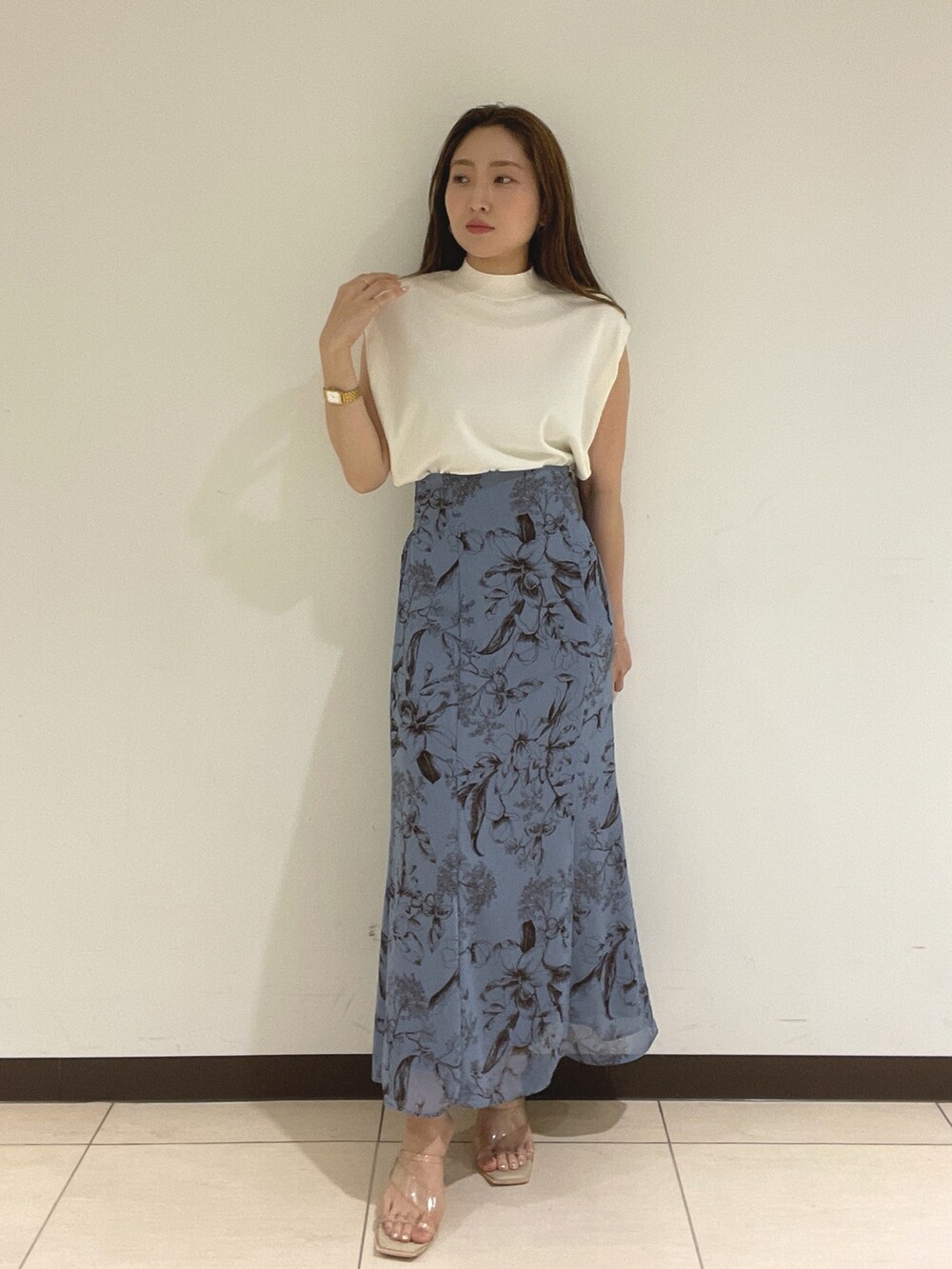 ブルー系のスカート、ホワイト系のニット/セーターを着用したレディースの夏コーディネートの3枚目の写真