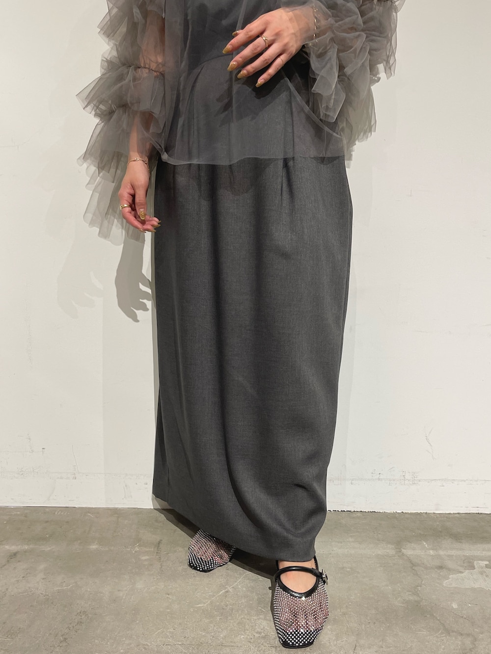 ブラック系のパンプス、グレー系のシャツ/ブラウス、グレー系のドレスを着用したレディースの秋コーディネートの10枚目の写真