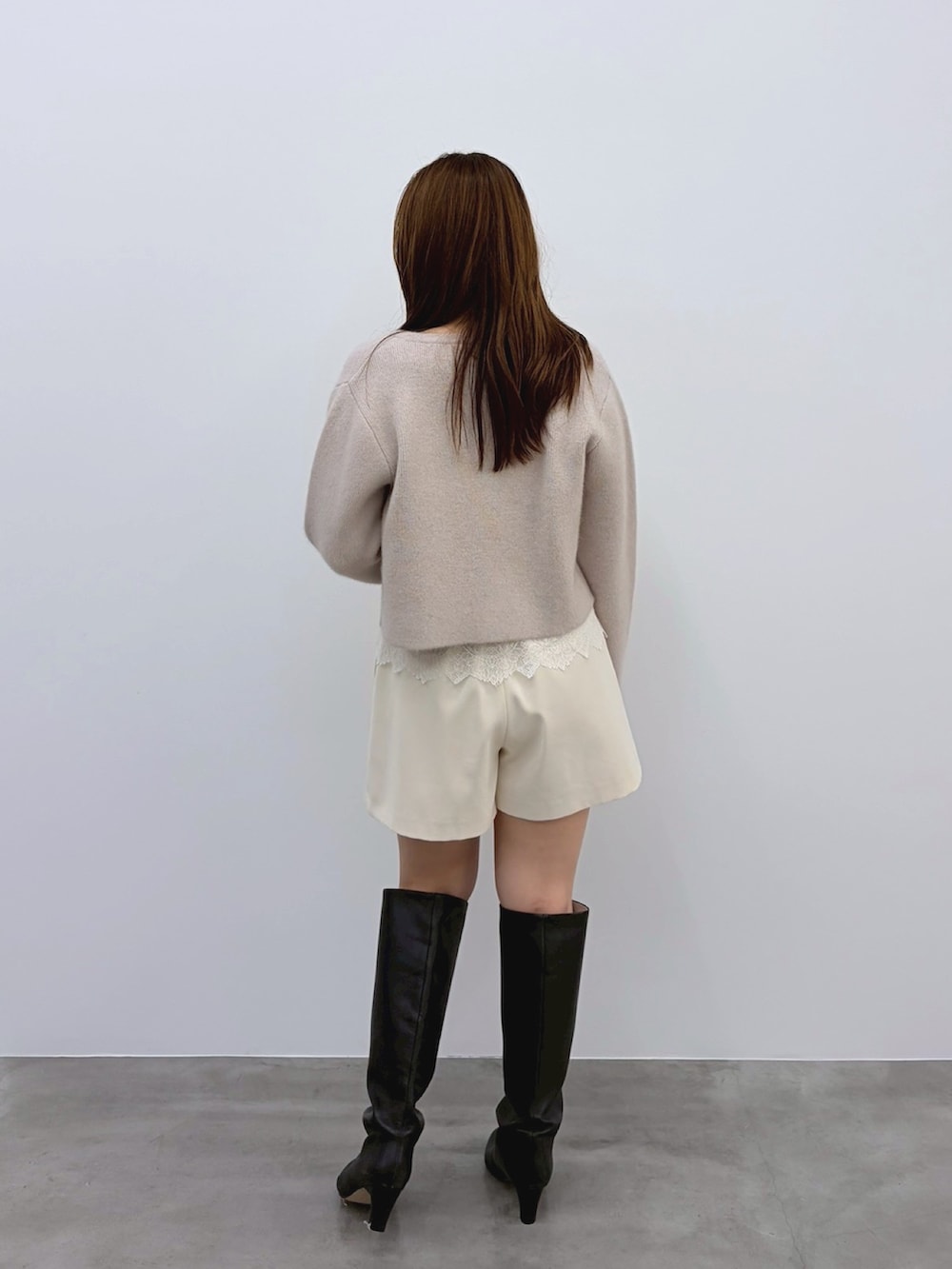 ホワイト系のその他パンツ、ベージュ系のキャミソール、ベージュ系のノーカラージャケットを着用したレディースの夏コーディネートの5枚目の写真