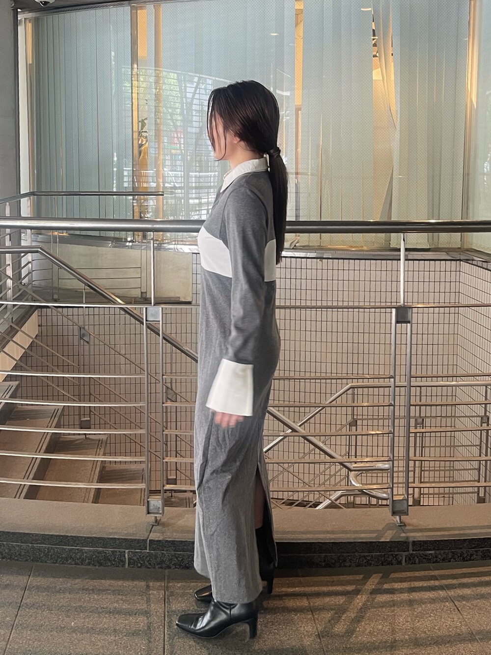 ブラック系のブーツ、グレー系のワンピースを着用したレディースの夏コーディネートの7枚目の写真