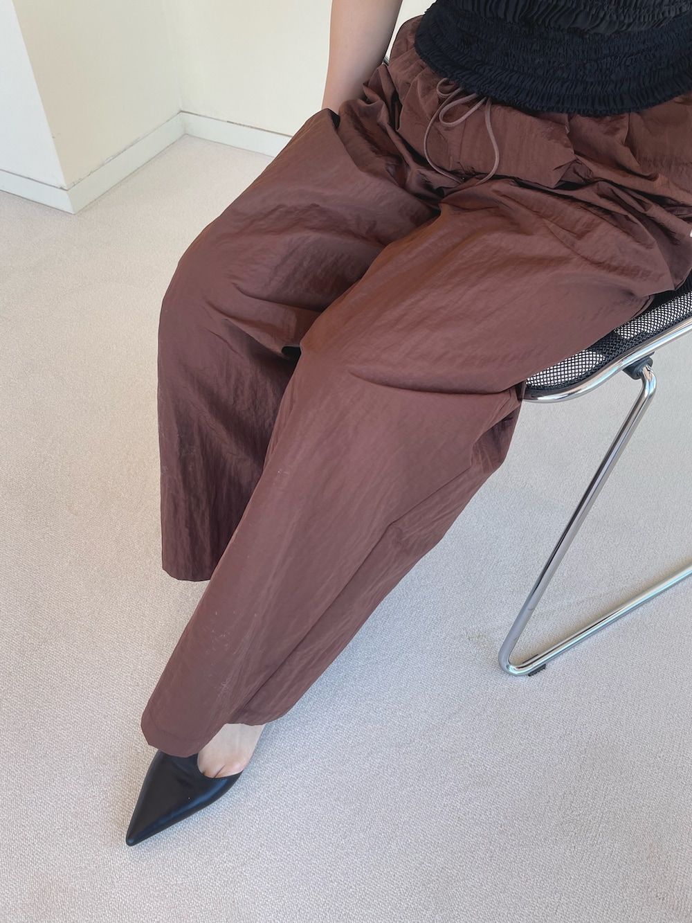 ブラウン系のその他パンツ、ブラック系のパンプス、ブラック系のシャツ/ブラウスを着用したレディースの春コーディネートの10枚目の写真