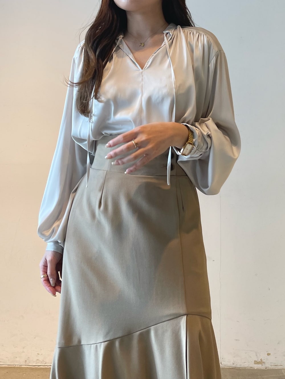 ホワイト系のシャツ/ブラウス、ベージュ系のスカートを着用したレディースの冬コーディネートの9枚目の写真