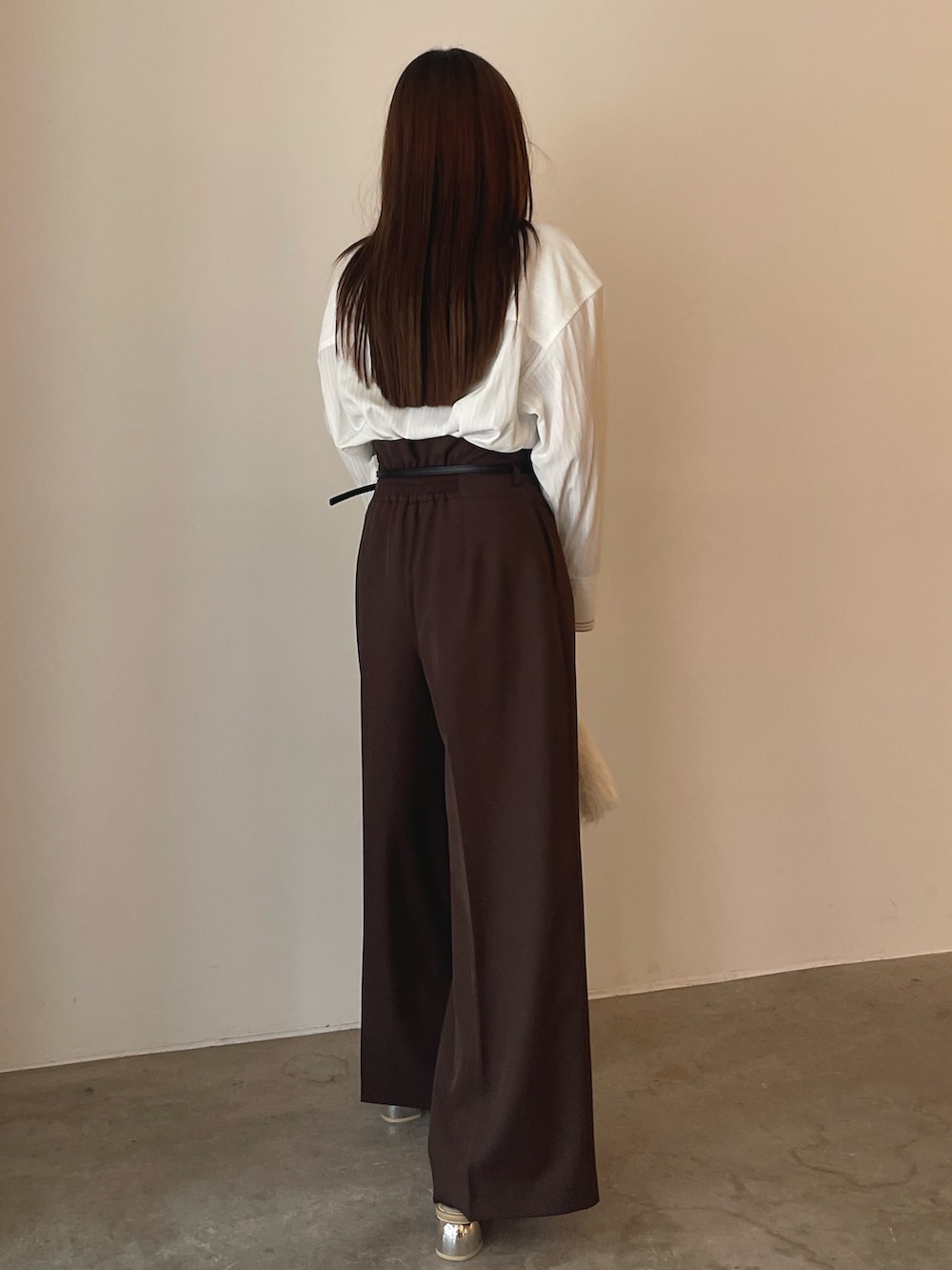 ホワイト系のボストンバッグ、ホワイト系のシャツ/ブラウス、ブラウン系のその他パンツを着用したレディースの夏コーディネートの7枚目の写真