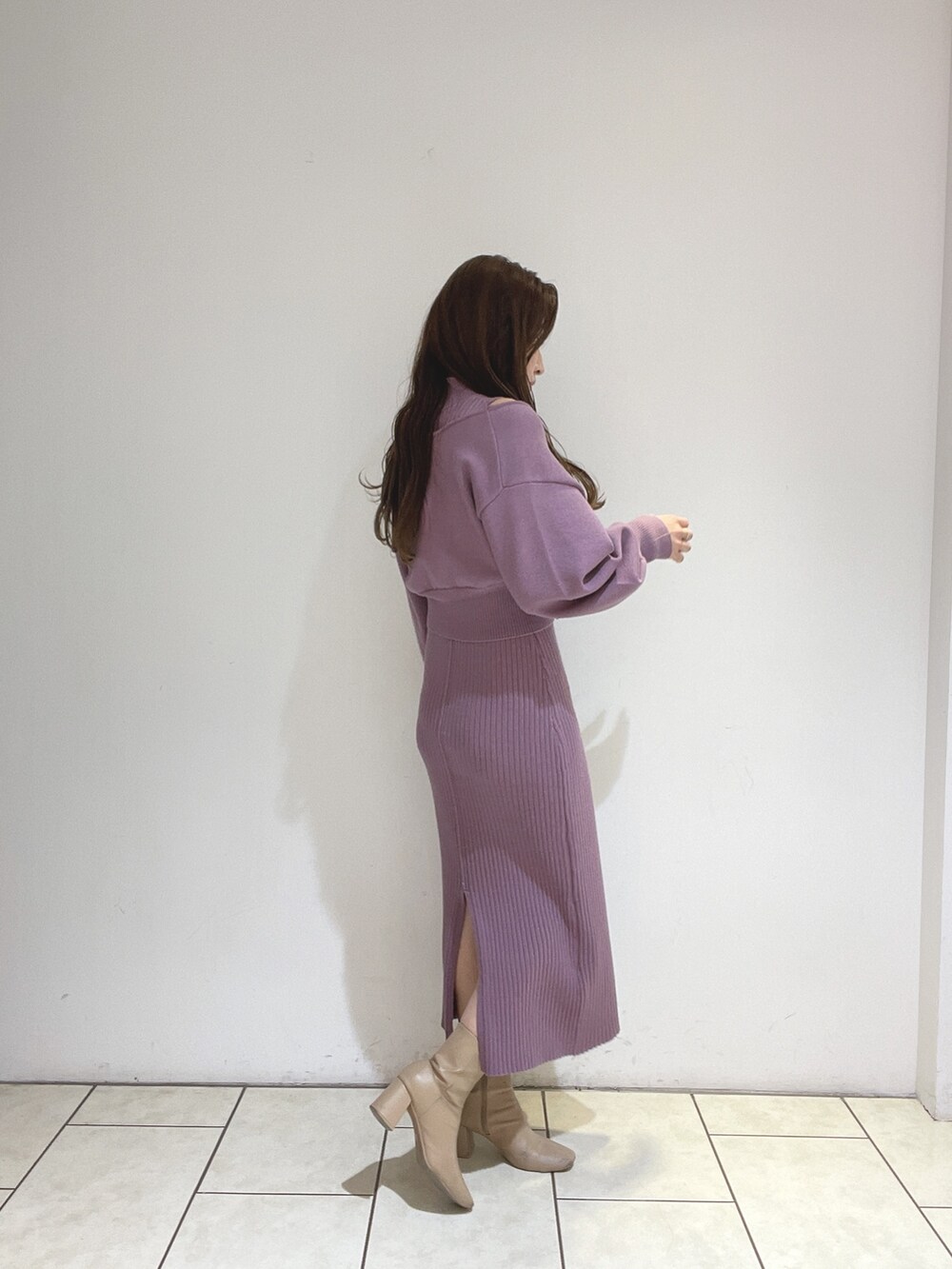 パープル系のワンピース、ベージュ系のブーツを着用したレディースの冬コーディネートの7枚目の写真