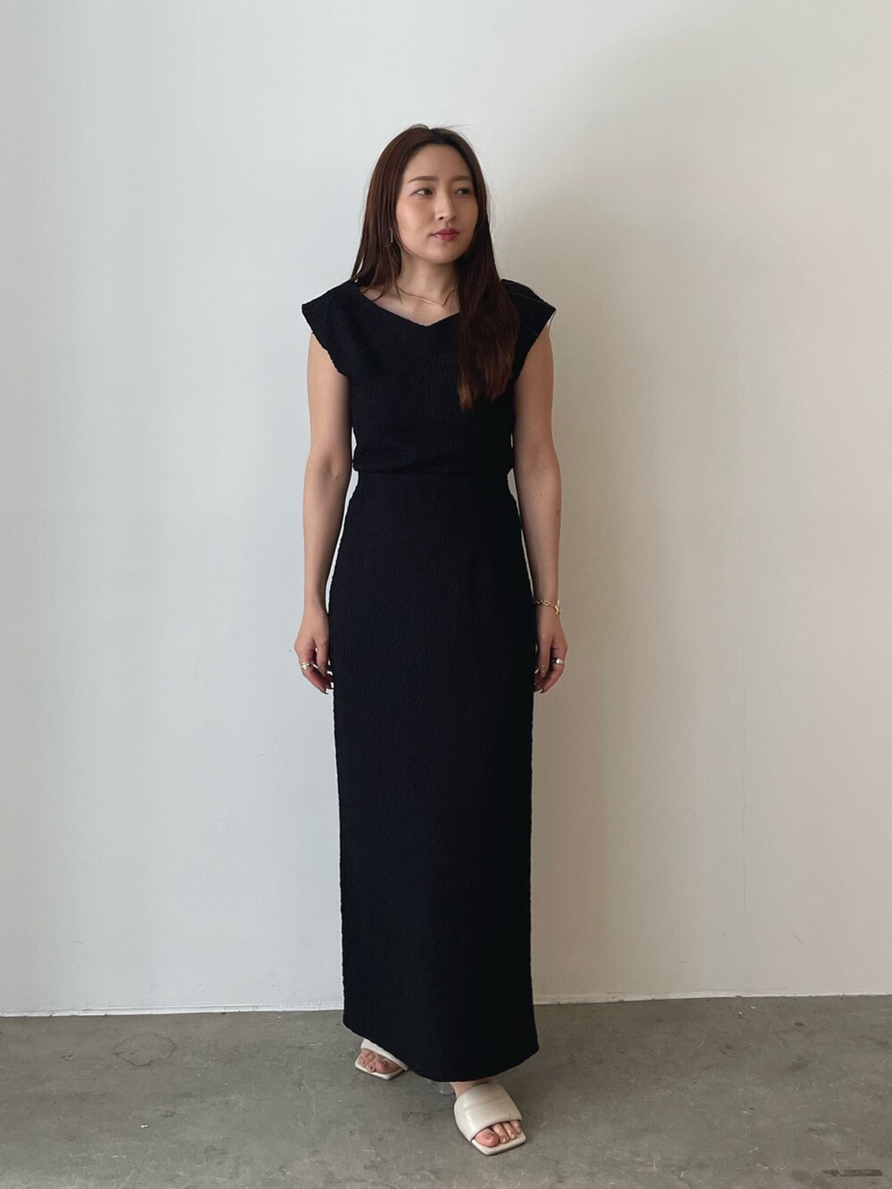 ホワイト系のサンダル、ブラック系のTシャツ/カットソー、ブラック系のスカートを着用したレディースの春コーディネートの4枚目の写真