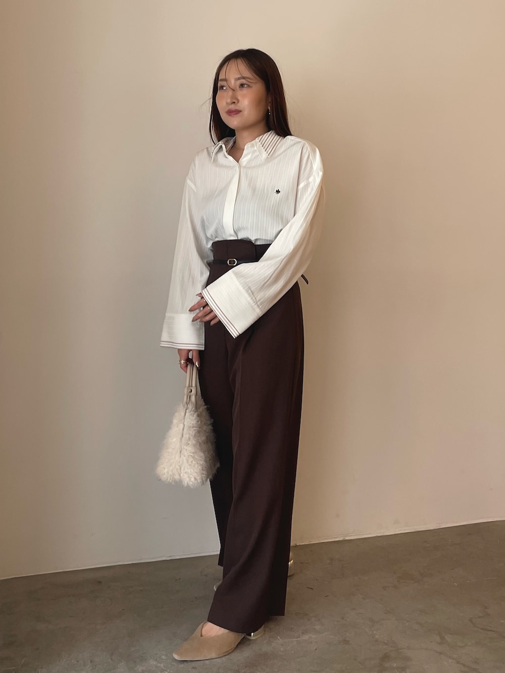 ホワイト系のボストンバッグ、ホワイト系のシャツ/ブラウス、ブラウン系のその他パンツを着用したレディースの夏コーディネートの6枚目の写真