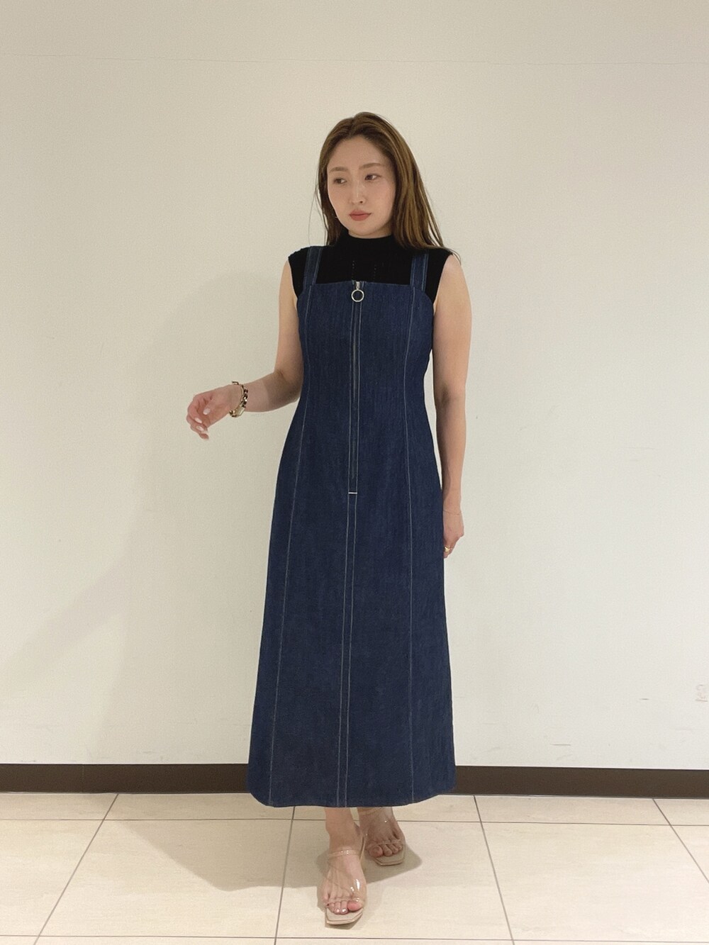 ブラック系のニット/セーター、ブルー系のワンピースを着用したレディースの夏コーディネートの5枚目の写真