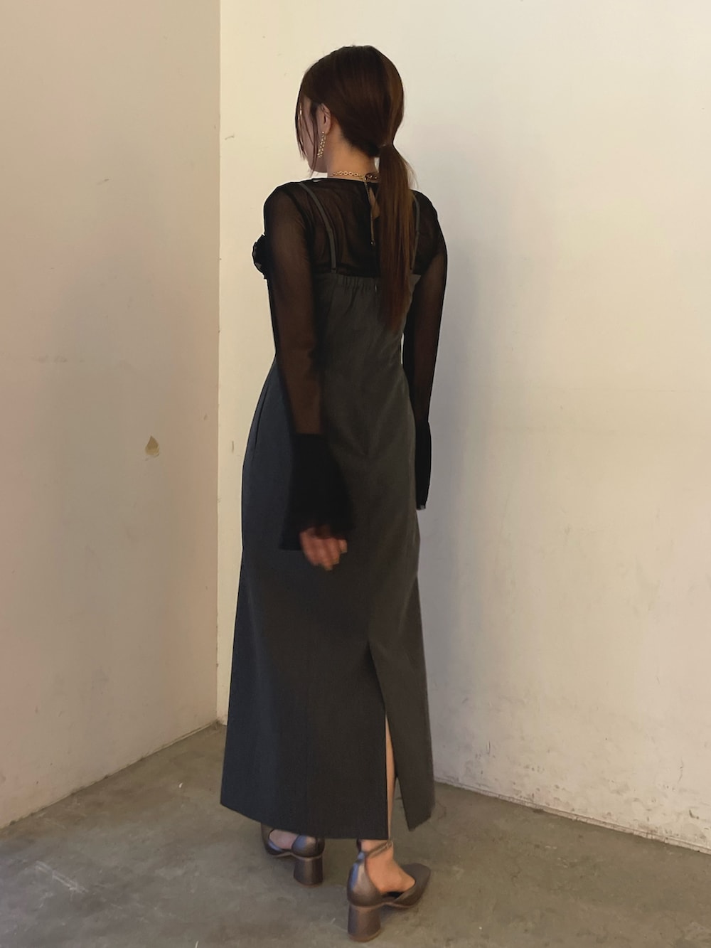 ブラック系のTシャツ/カットソー、グレー系のドレス、ゴールド系のピアス(両耳用)を着用したレディースの秋コーディネートの5枚目の写真