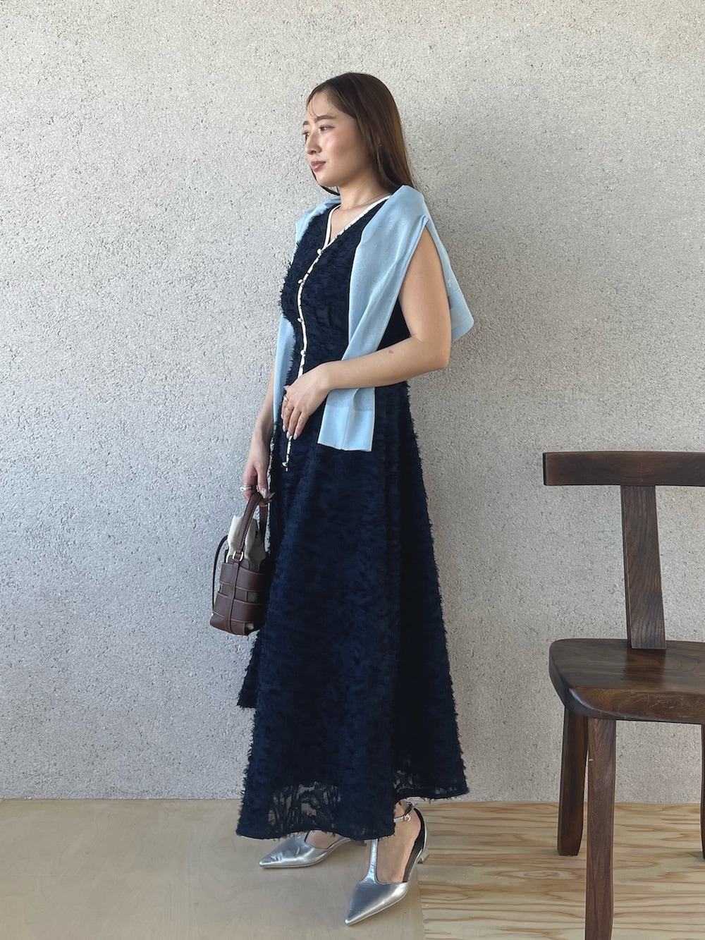 シルバー系のパンプス、ブルー系のワンピース、ブルー系のカーディガン/ボレロを着用したレディースの春コーディネートの2枚目の写真