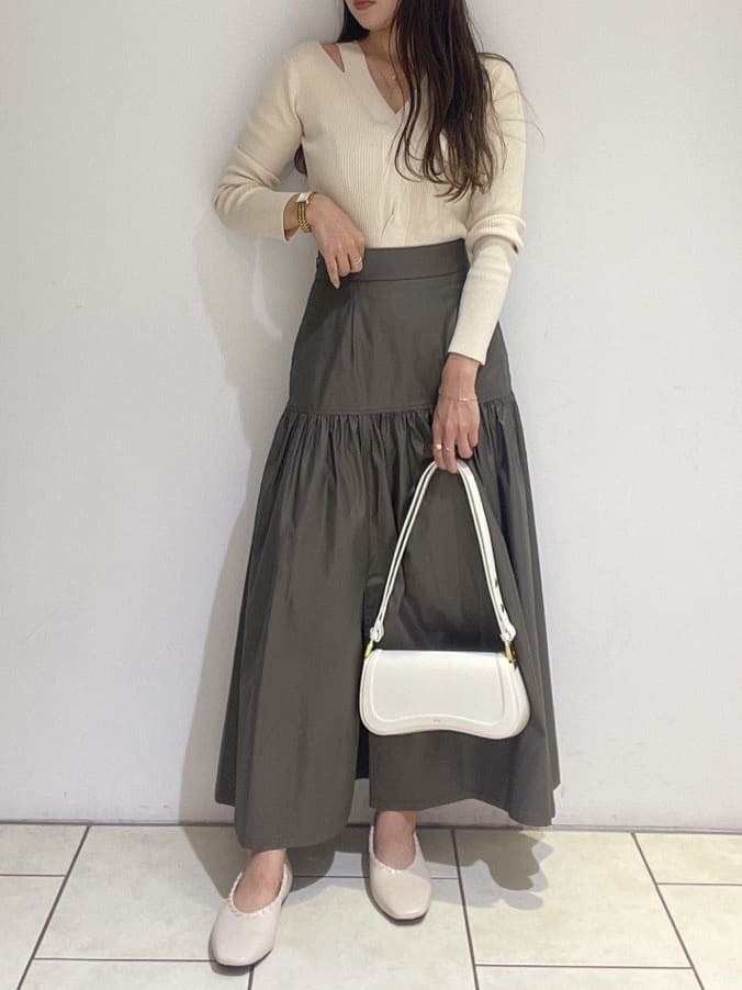 ベージュ系のスカート、ホワイト系のパンプス、ホワイト系のニット/セーターを着用したレディースの夏コーディネートの3枚目の写真