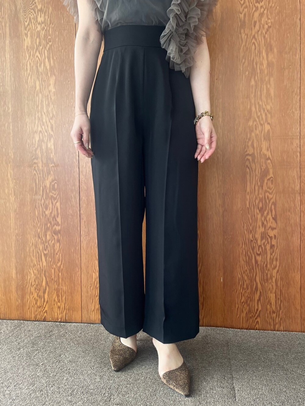 その他のパンプス、その他のパンツドレス、シルバー系のイヤリングを着用したレディースの春コーディネートの7枚目の写真