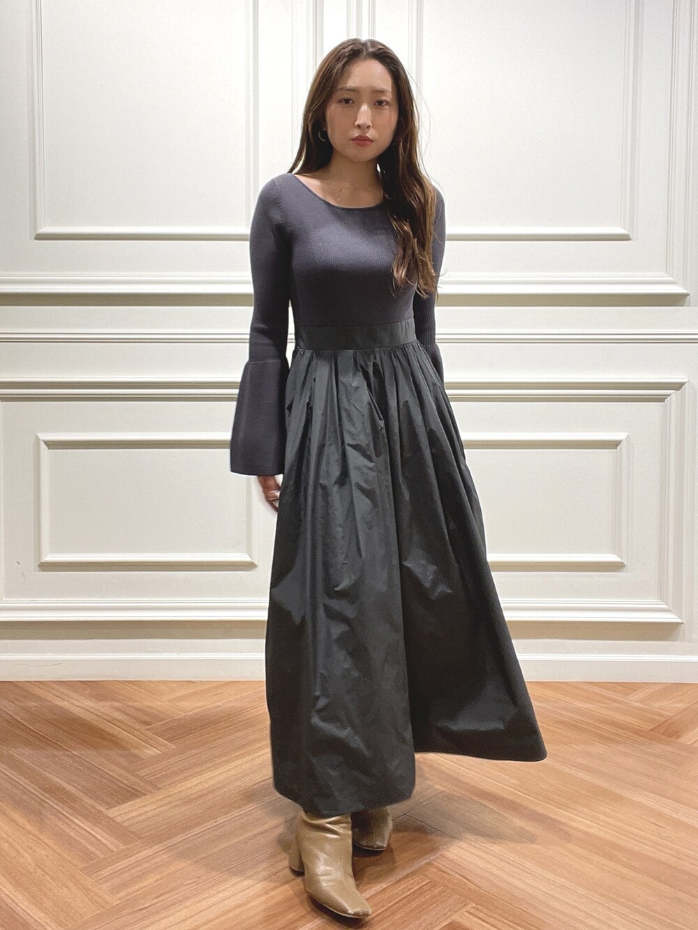 ベージュ系のブーツ、グレー系のワンピース、ホワイト系のカーディガン/ボレロを着用したレディースの秋コーディネートの9枚目の写真