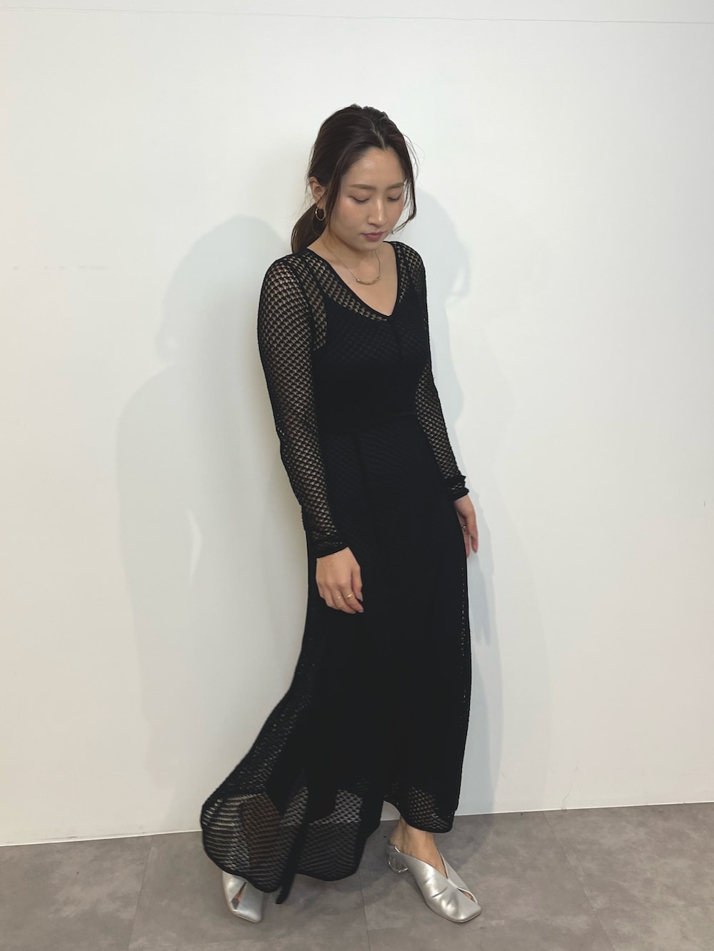 ブラック系のワンピース、シルバー系のパンプスを着用したレディースの春コーディネートの6枚目の写真