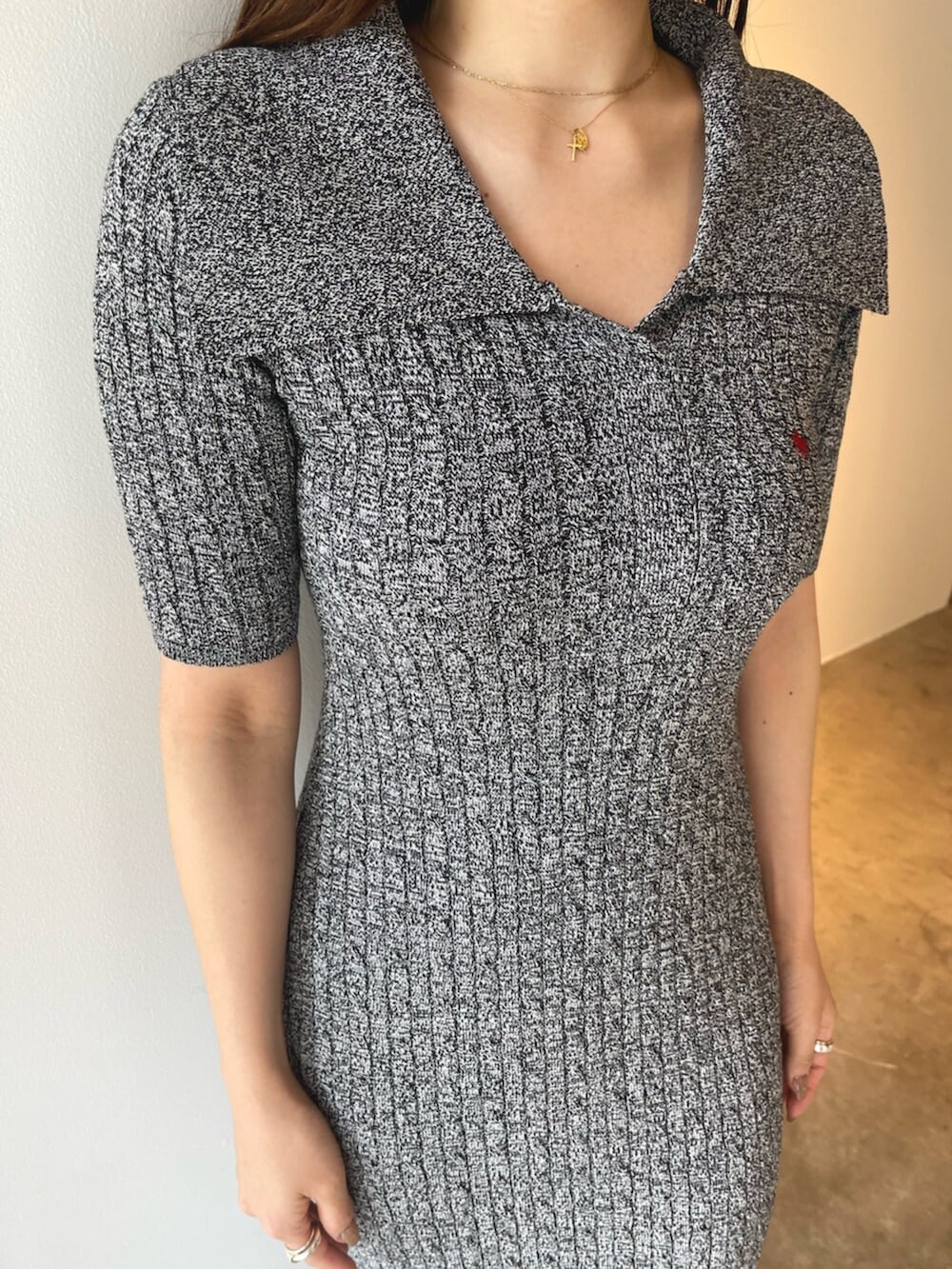 グレー系のスニーカー、ブラック系のワンピースを着用したレディースの春コーディネートの7枚目の写真