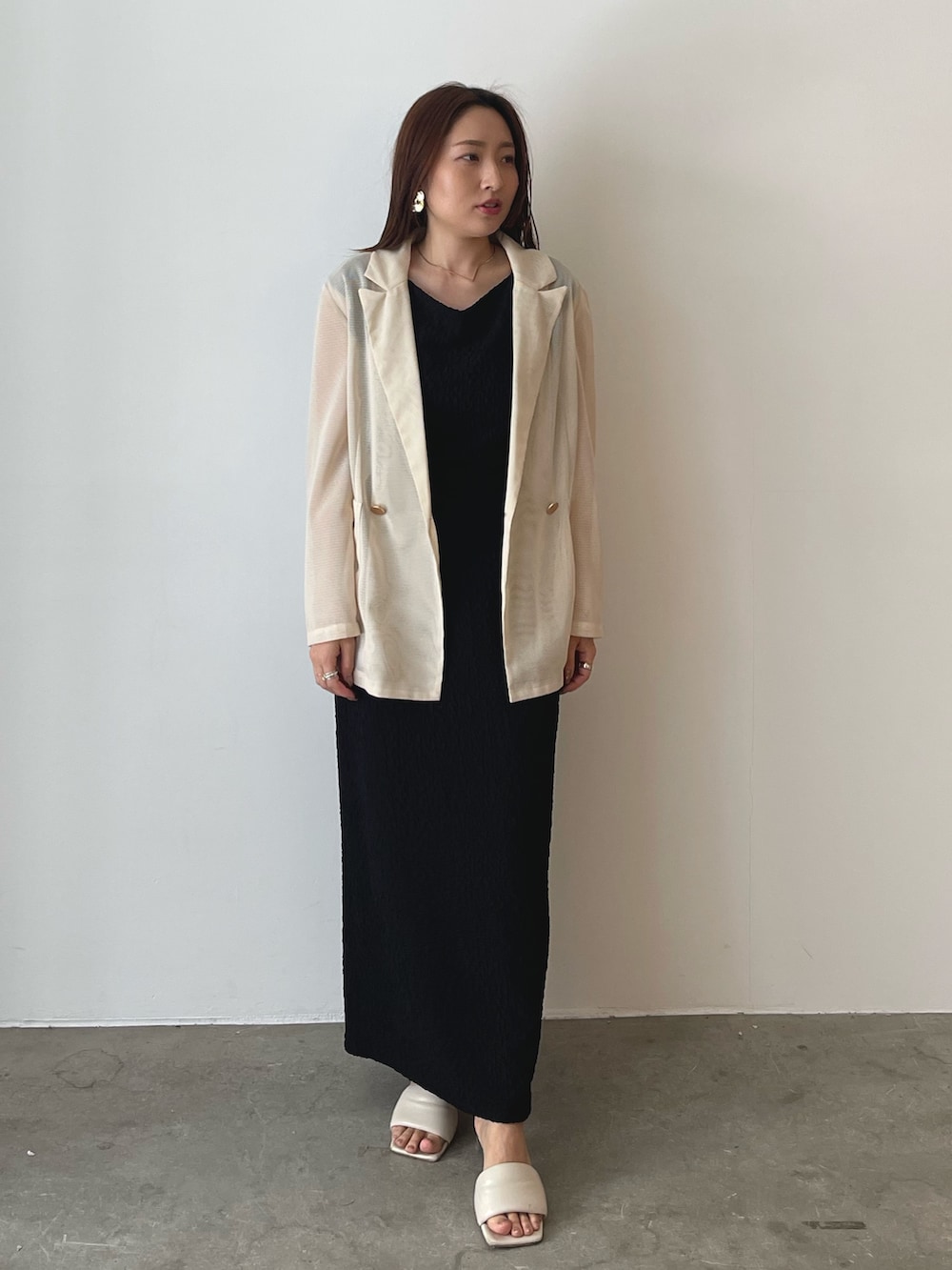 ホワイト系のサンダル、ブラック系のスカート、ブラック系のTシャツ/カットソーを着用したレディースの春コーディネートの2枚目の写真