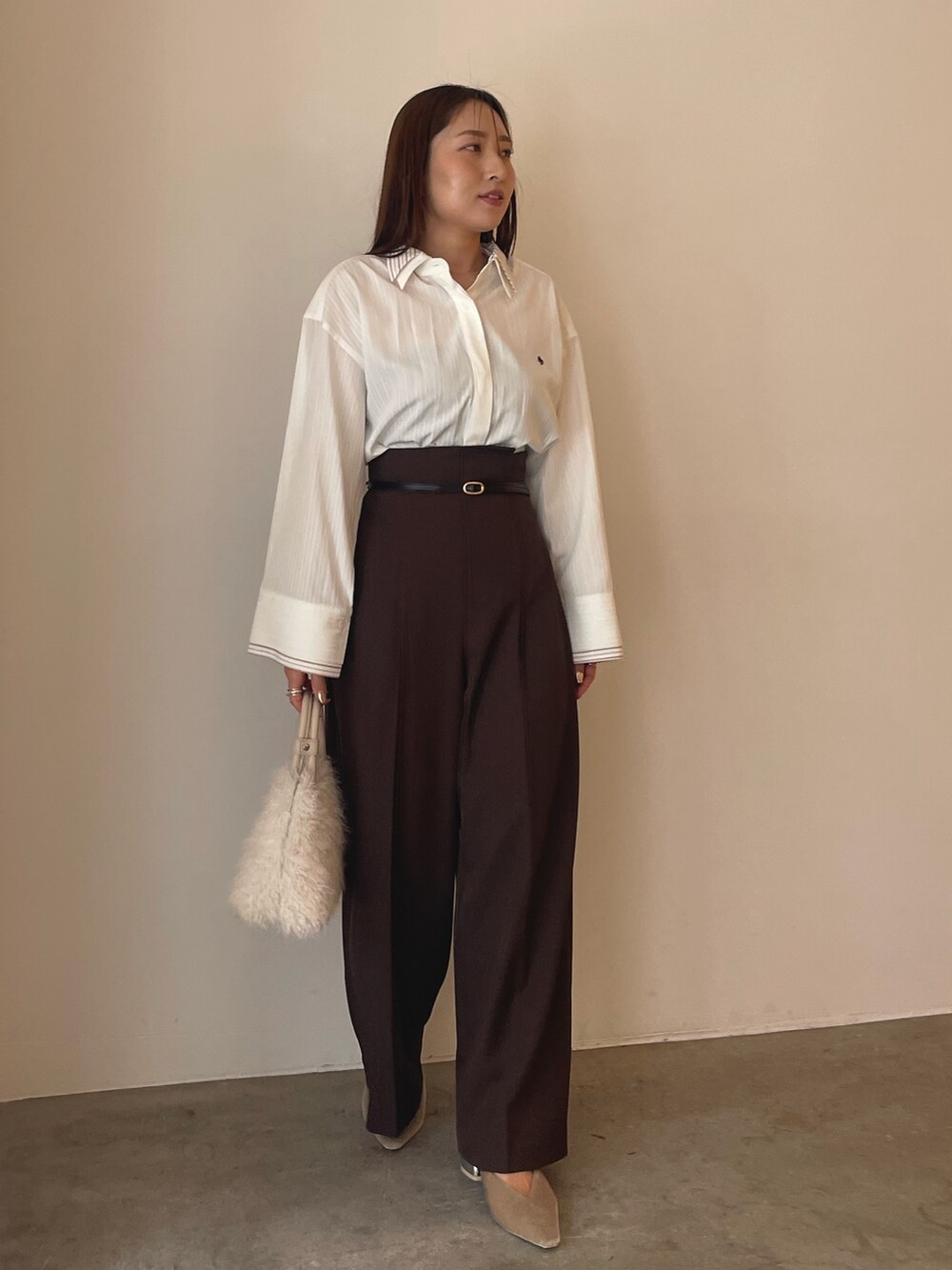 ホワイト系のボストンバッグ、ホワイト系のシャツ/ブラウス、ブラウン系のその他パンツを着用したレディースの夏コーディネートの2枚目の写真