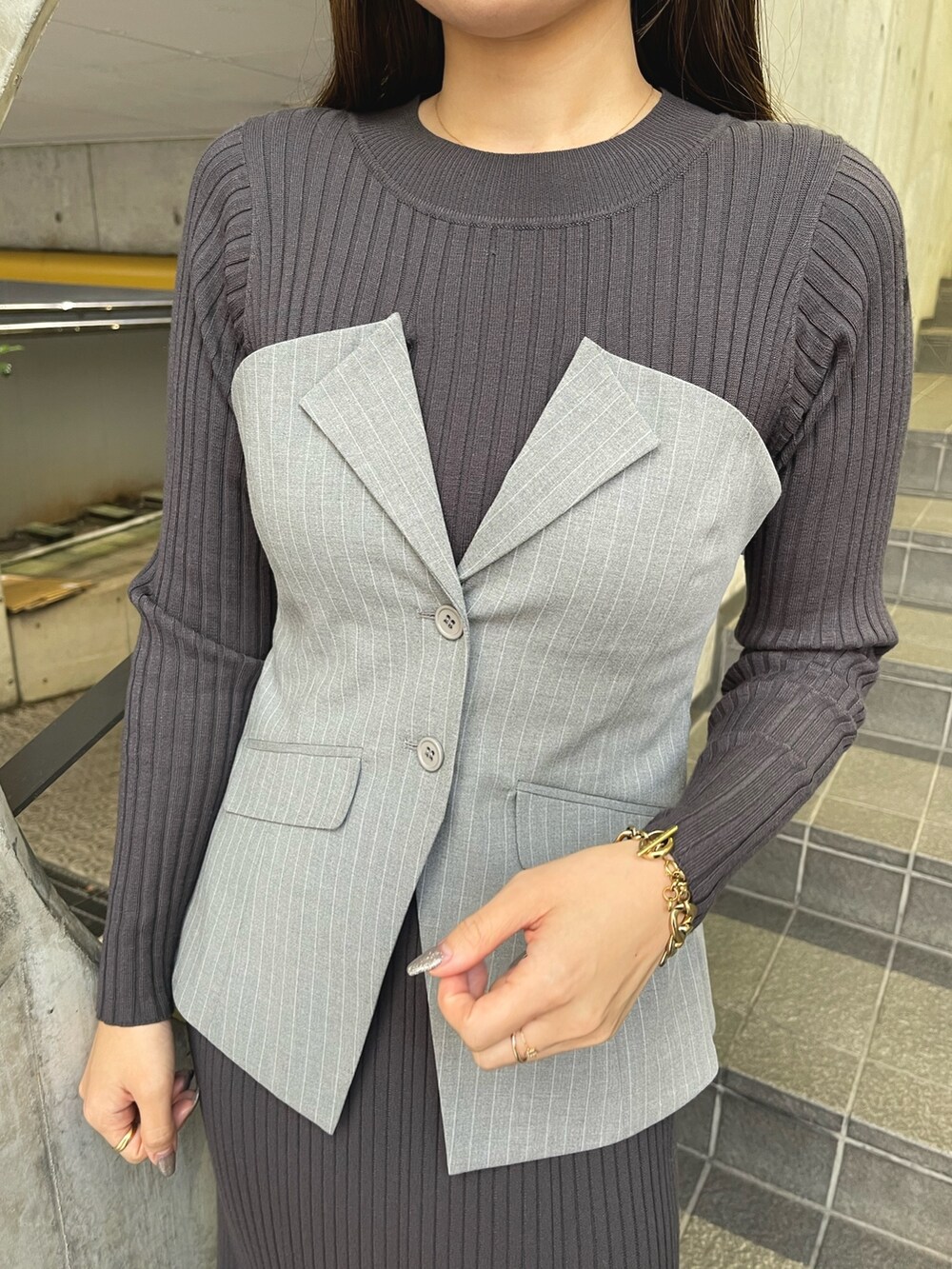 グレー系のワンピース、ホワイト系のブーツを着用したレディースの冬コーディネートの6枚目の写真