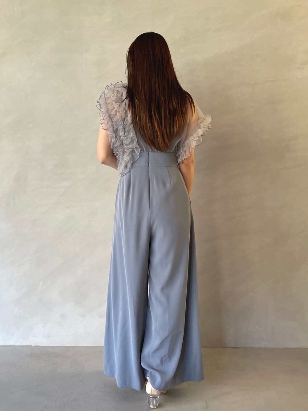 ブルー系のパンツドレス、ゴールド系のピアス（両耳用）を着用したレディースの夏コーディネートの6枚目の写真