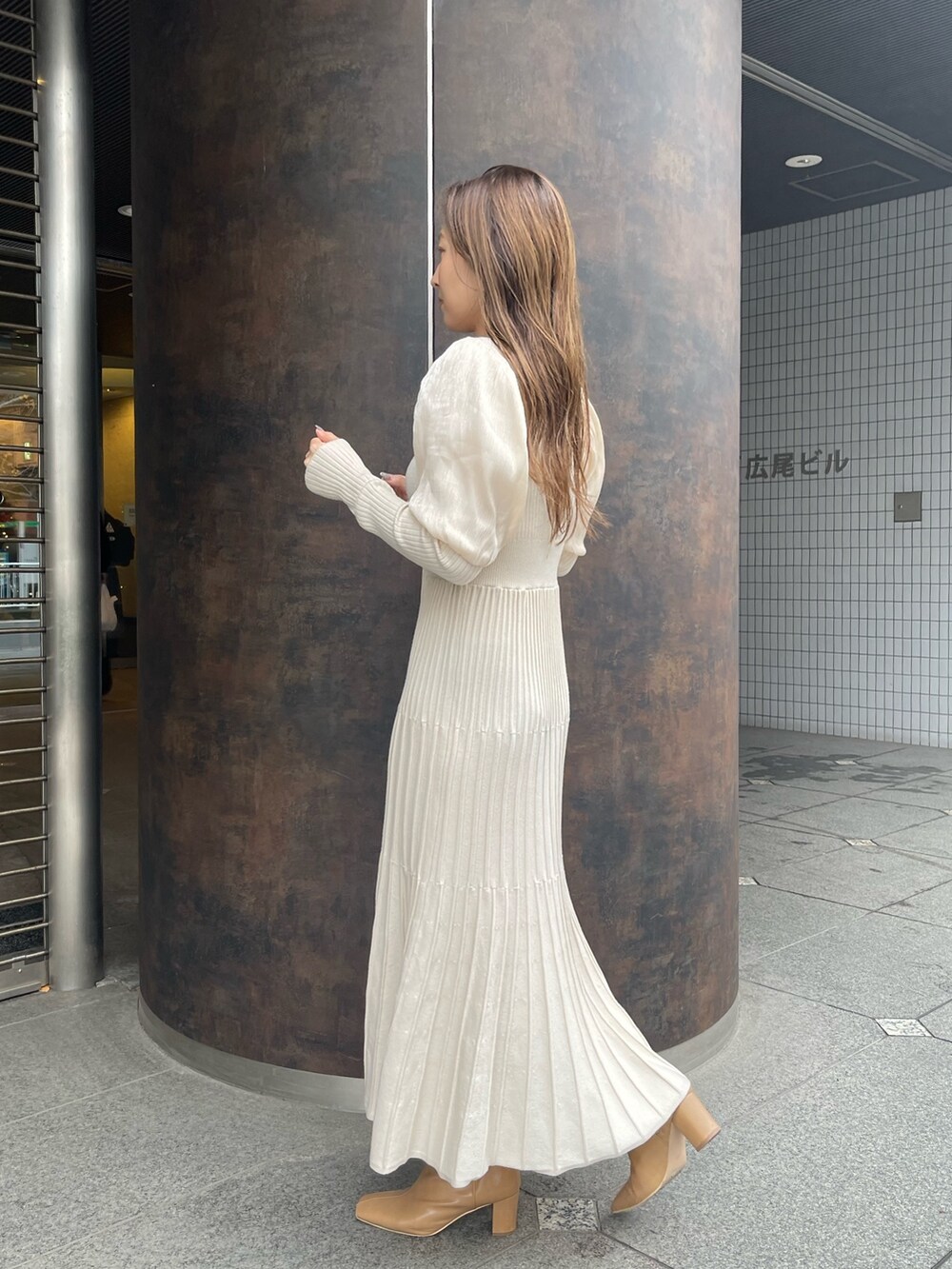 ホワイト系のワンピース、ベージュ系のブーツ、ホワイト系のブーツを着用したレディースの冬コーディネートの6枚目の写真