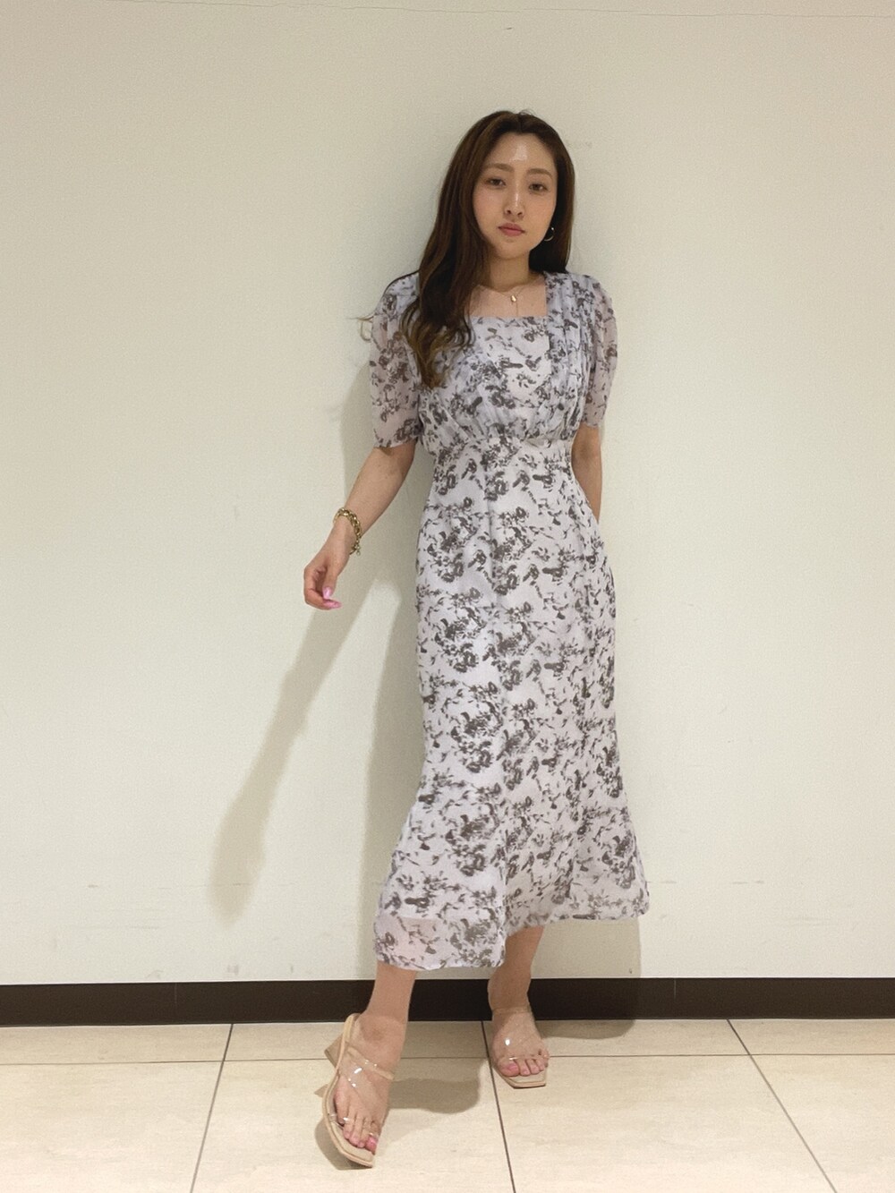 パープル系のワンピース、その他のサンダルを着用したレディースの春コーディネートの4枚目の写真