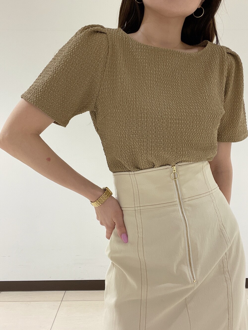 その他のサンダル、ホワイト系のスカート、ブラウン系のTシャツ/カットソーを着用したレディースの春コーディネートの8枚目の写真