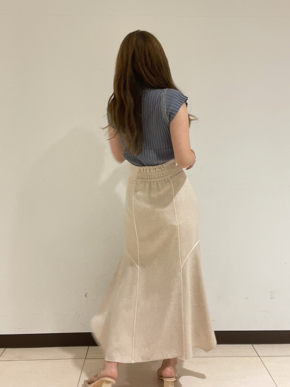 ホワイト系のスカート、ブルー系のニット/セーターを着用したレディースの夏コーディネートの6枚目の写真