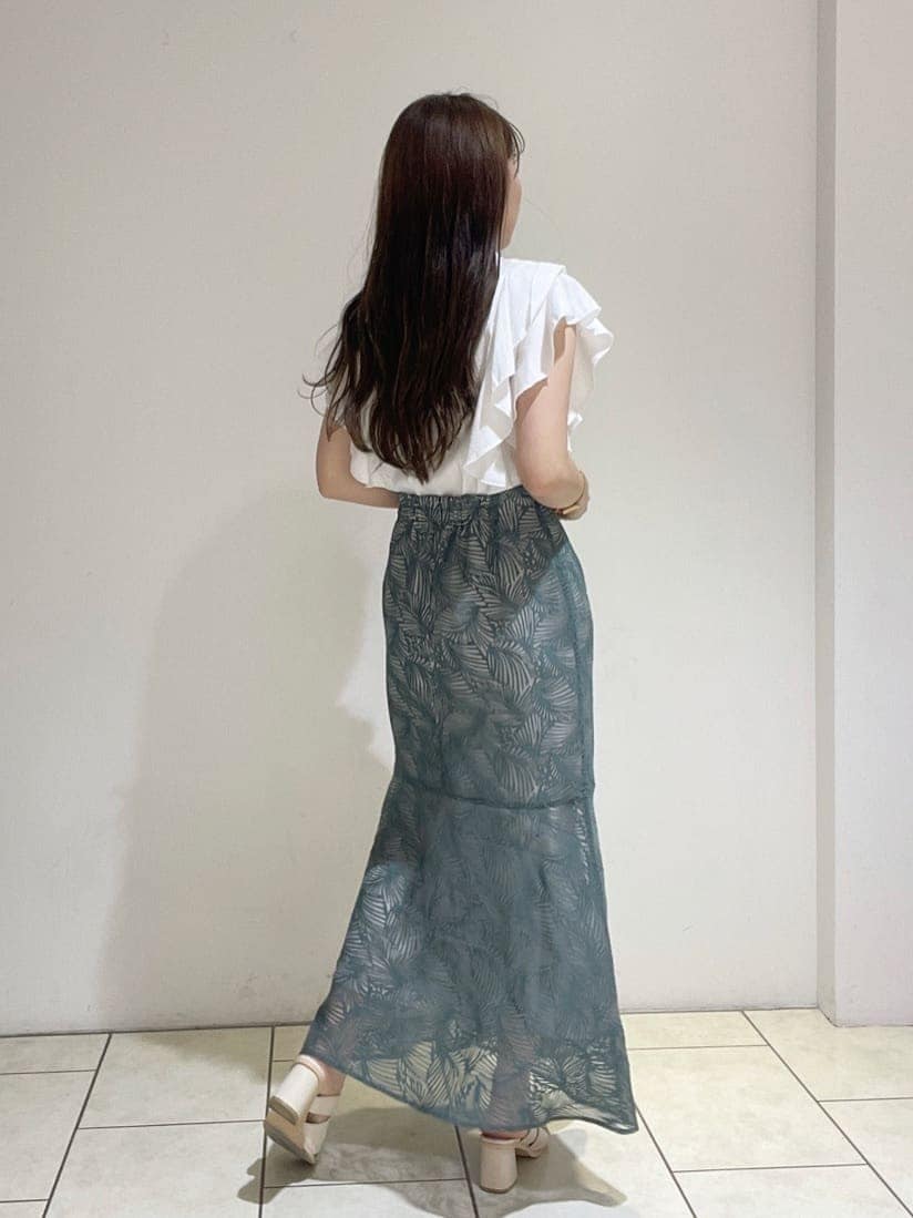 ホワイト系のサンダル、ブルー系のスカート、ホワイト系のシャツ/ブラウスを着用したレディースの夏コーディネートの5枚目の写真