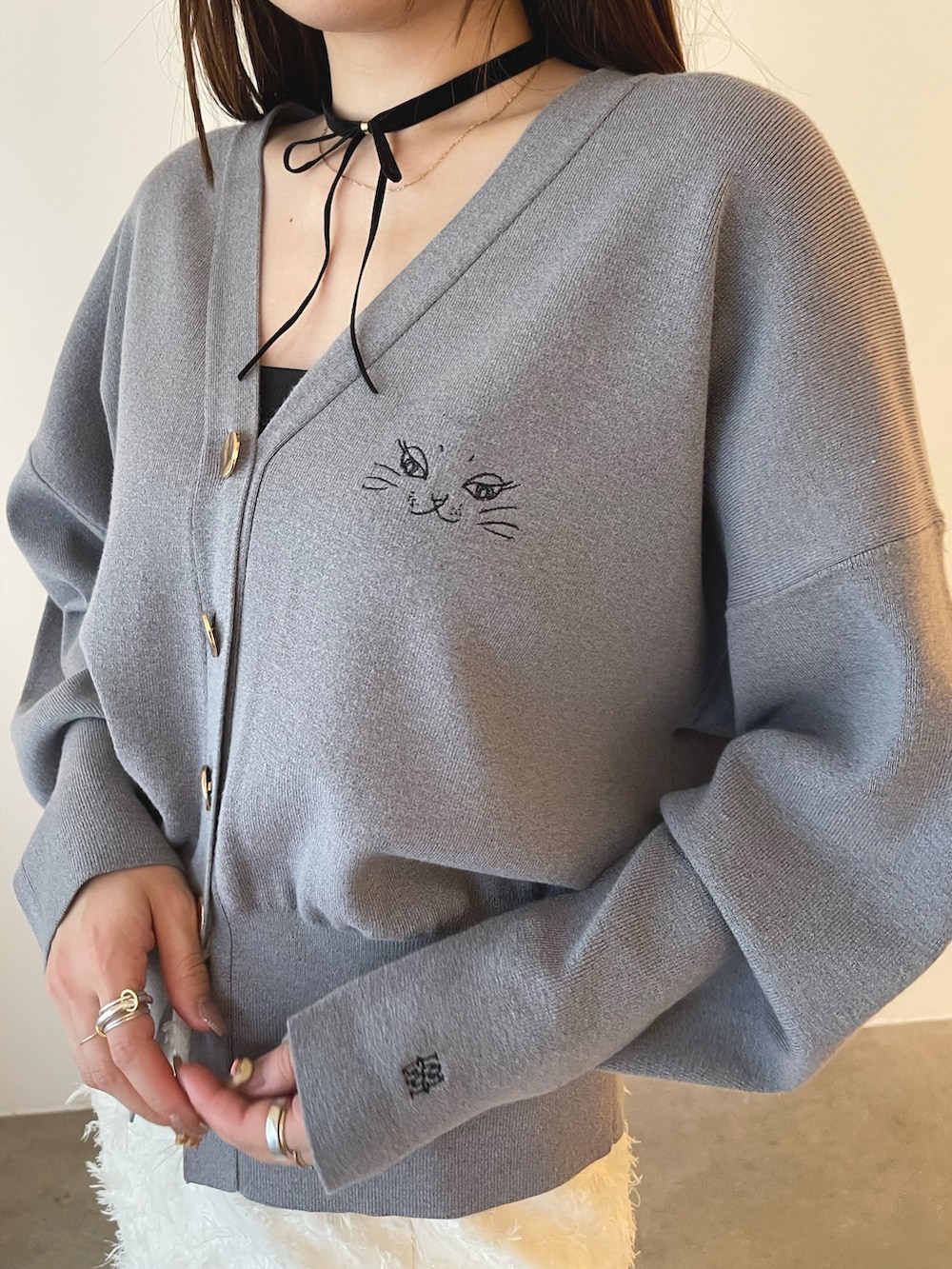 ブラウン系のパンプス、ホワイト系のスカート、グレー系のカーディガン/ボレロを着用したレディースの夏コーディネートの8枚目の写真