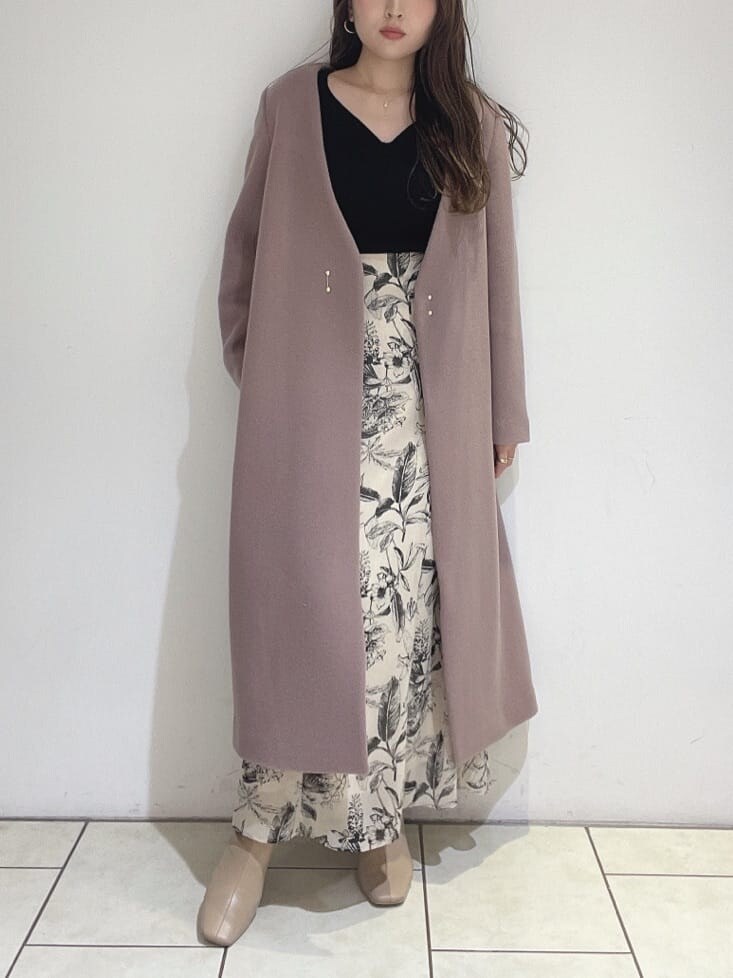 ベージュ系のスカート、ベージュ系のスカート、ベージュ系のブーツを着用したレディースの秋コーディネートの6枚目の写真