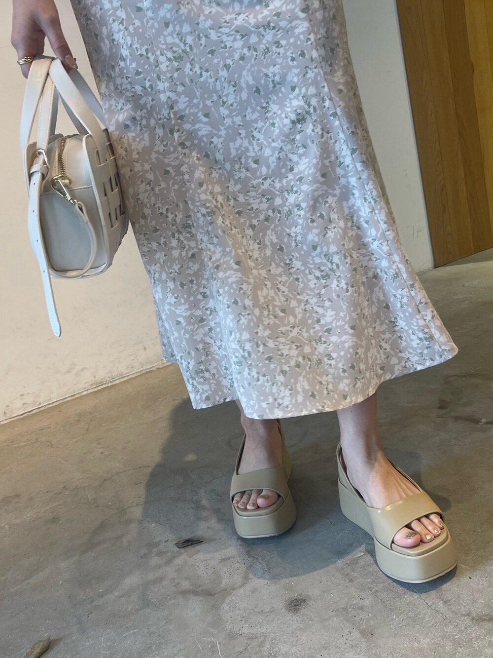 ベージュ系のサンダル、グレー系のカーディガン/ボレロ、グレー系のワンピースを着用したレディースの春コーディネートの10枚目の写真