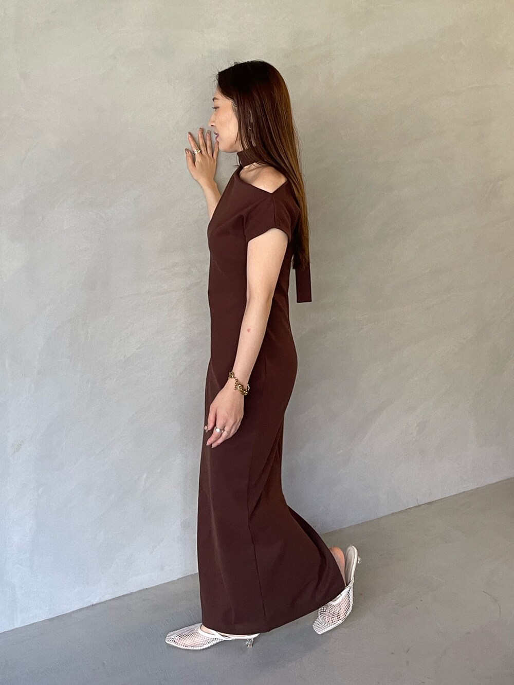 ホワイト系のサンダル、ブラウン系のワンピースを着用したレディースの夏コーディネートの3枚目の写真