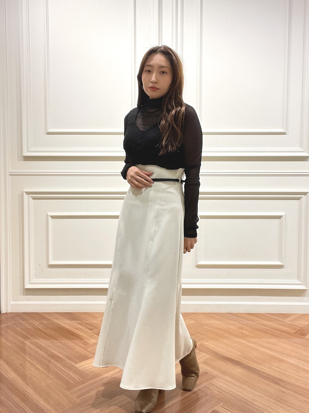 ホワイト系のスカート、ベージュ系のテーラードジャケット、ブラック系のニット/セーターを着用したレディースの秋コーディネートの7枚目の写真