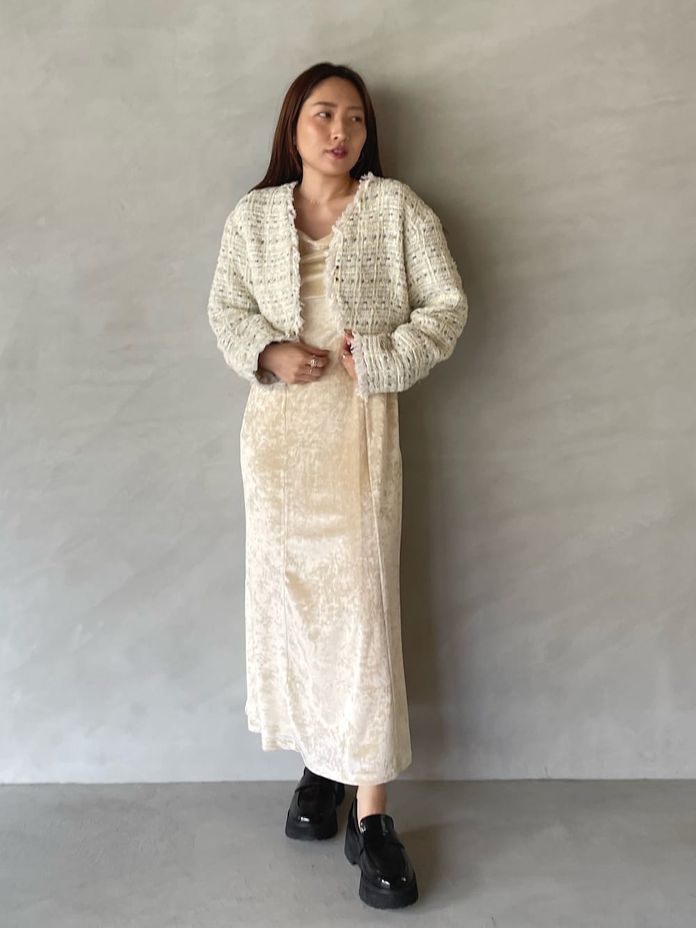 ベージュ系のワンピース、ホワイト系のテーラードジャケットを着用したレディースの夏コーディネートの2枚目の写真