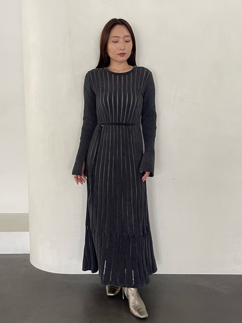 グレー系のワンピース、シルバー系のブーツを着用したレディースの秋コーディネートの2枚目の写真