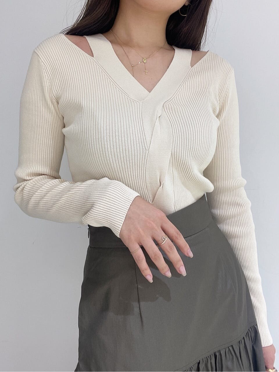 ベージュ系のスカート、ホワイト系のパンプス、ホワイト系のニット/セーターを着用したレディースの夏コーディネートの7枚目の写真