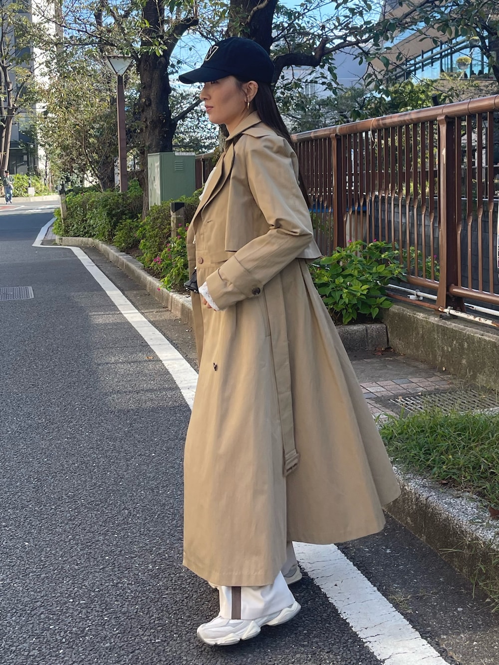 ホワイト系のシャツ/ブラウス、ベージュ系のトレンチコート、ホワイト系のその他パンツを着用したレディースの冬コーディネートの8枚目の写真