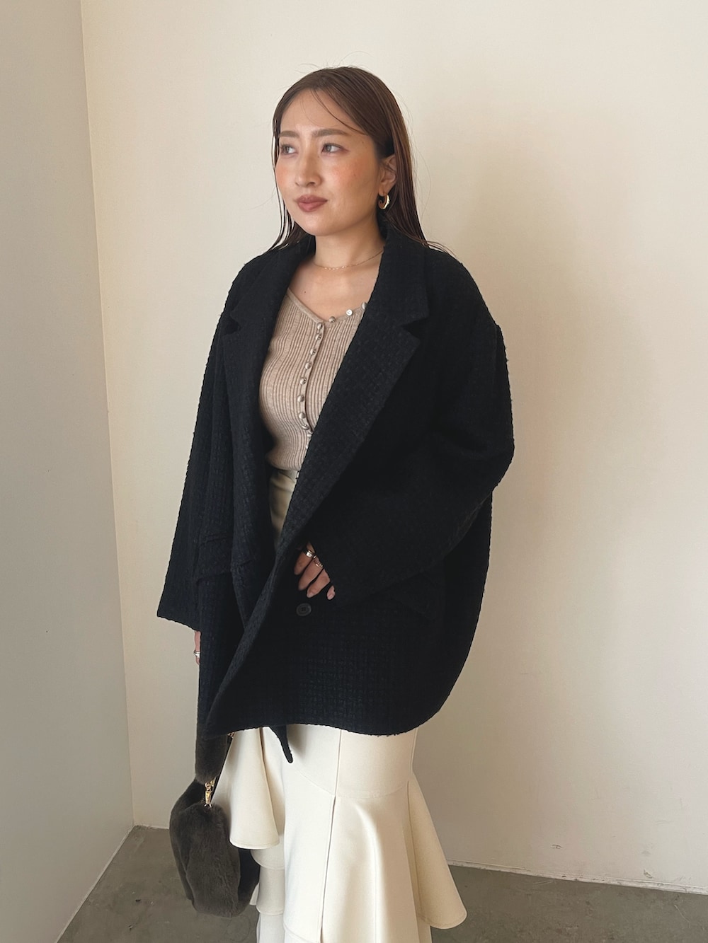 ベージュ系のワンピース、ブラック系のブーツ、ブラウン系のショルダーバッグを着用したレディースの冬コーディネートの9枚目の写真