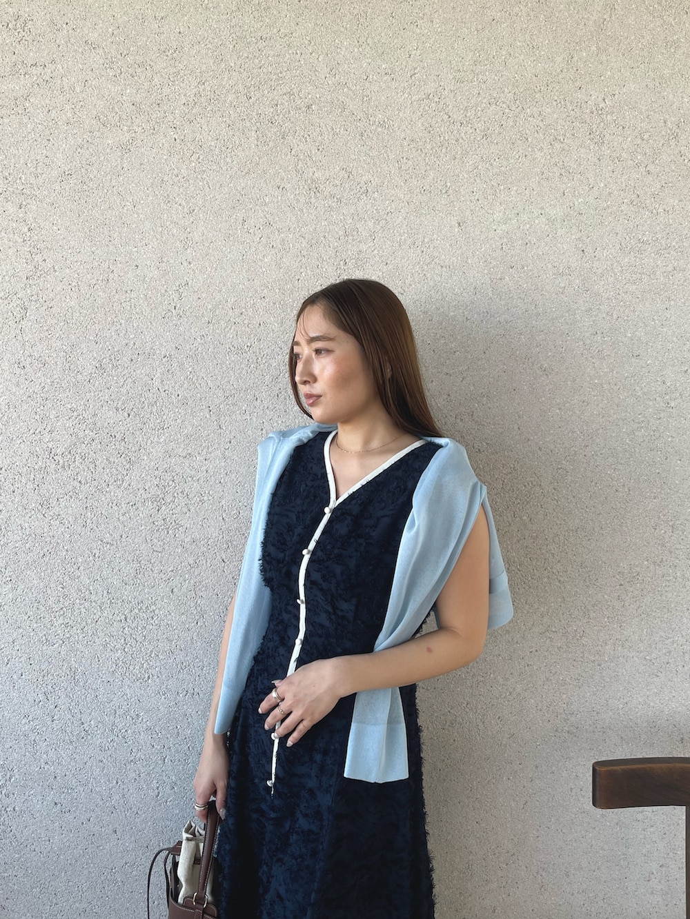 シルバー系のパンプス、ブルー系のワンピース、ブルー系のカーディガン/ボレロを着用したレディースの春コーディネートの9枚目の写真