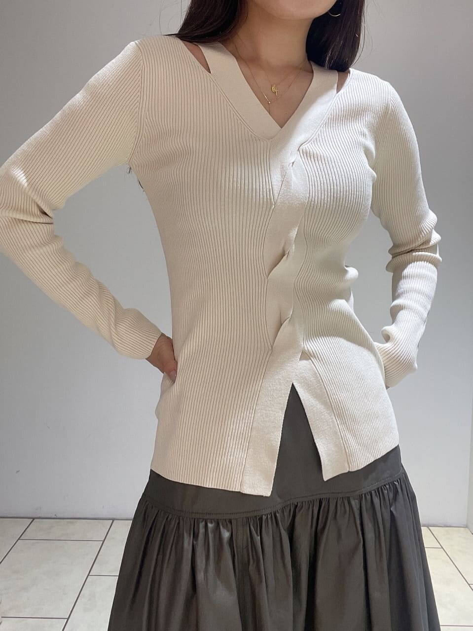 ベージュ系のスカート、ホワイト系のパンプス、ホワイト系のニット/セーターを着用したレディースの夏コーディネートの8枚目の写真