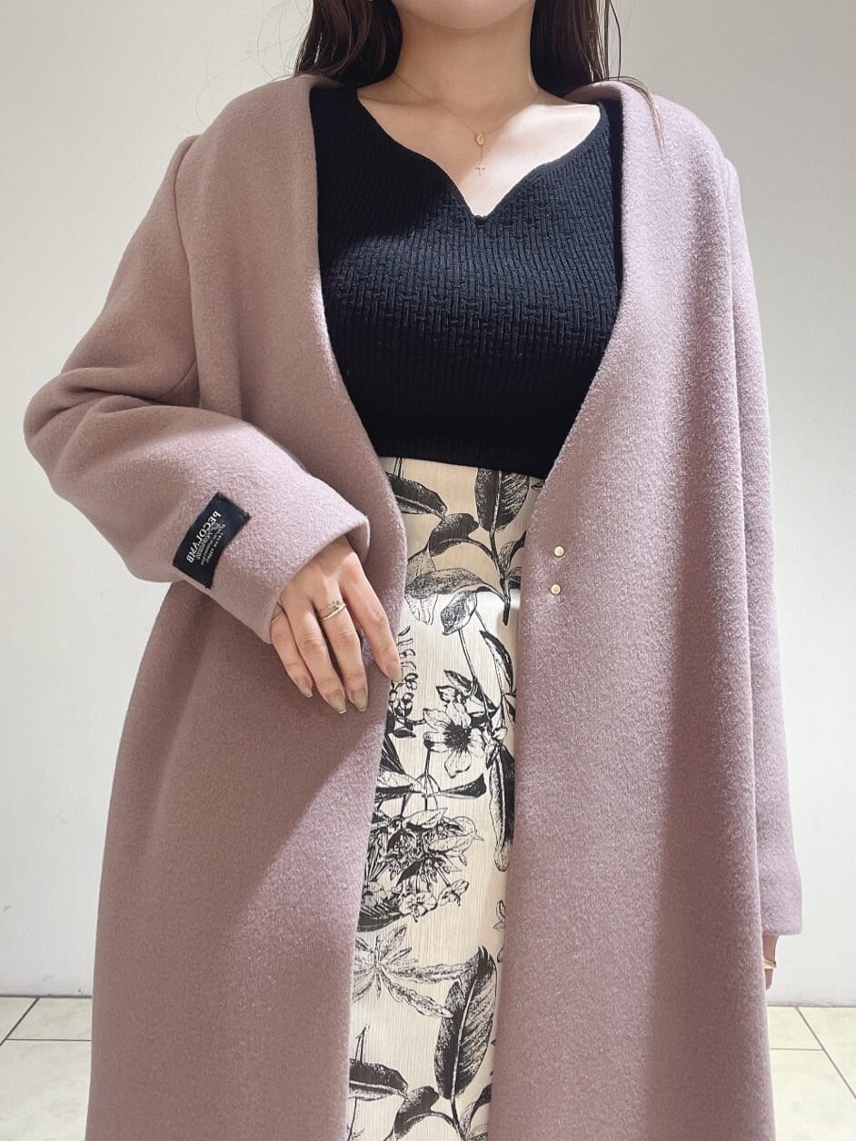 ベージュ系のスカート、ベージュ系のスカート、ベージュ系のブーツを着用したレディースの秋コーディネートの9枚目の写真