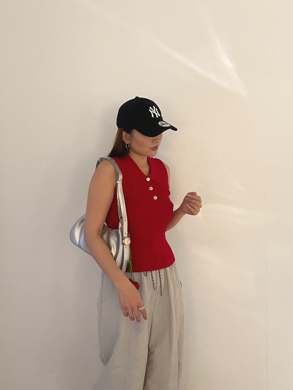 ブラウン系のサンダル、シルバー系のハンドバッグ、ベージュ系のその他パンツを着用したレディースの春コーディネートの7枚目の写真