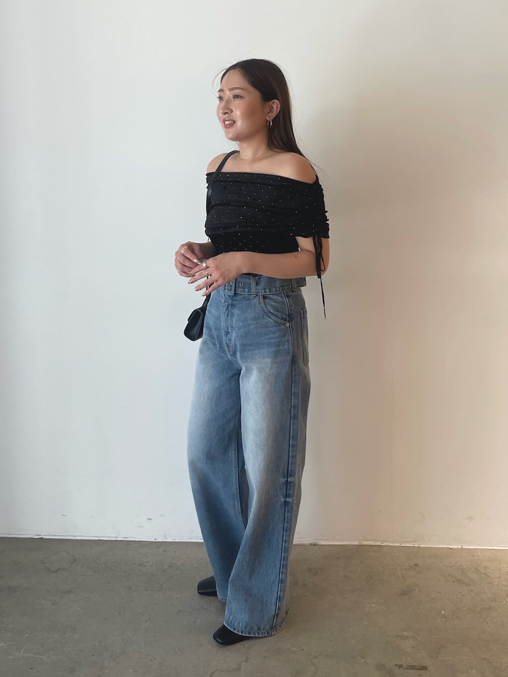 ブラック系のTシャツ/カットソー、ブルー系のデニムパンツを着用したレディースの夏コーディネートの4枚目の写真