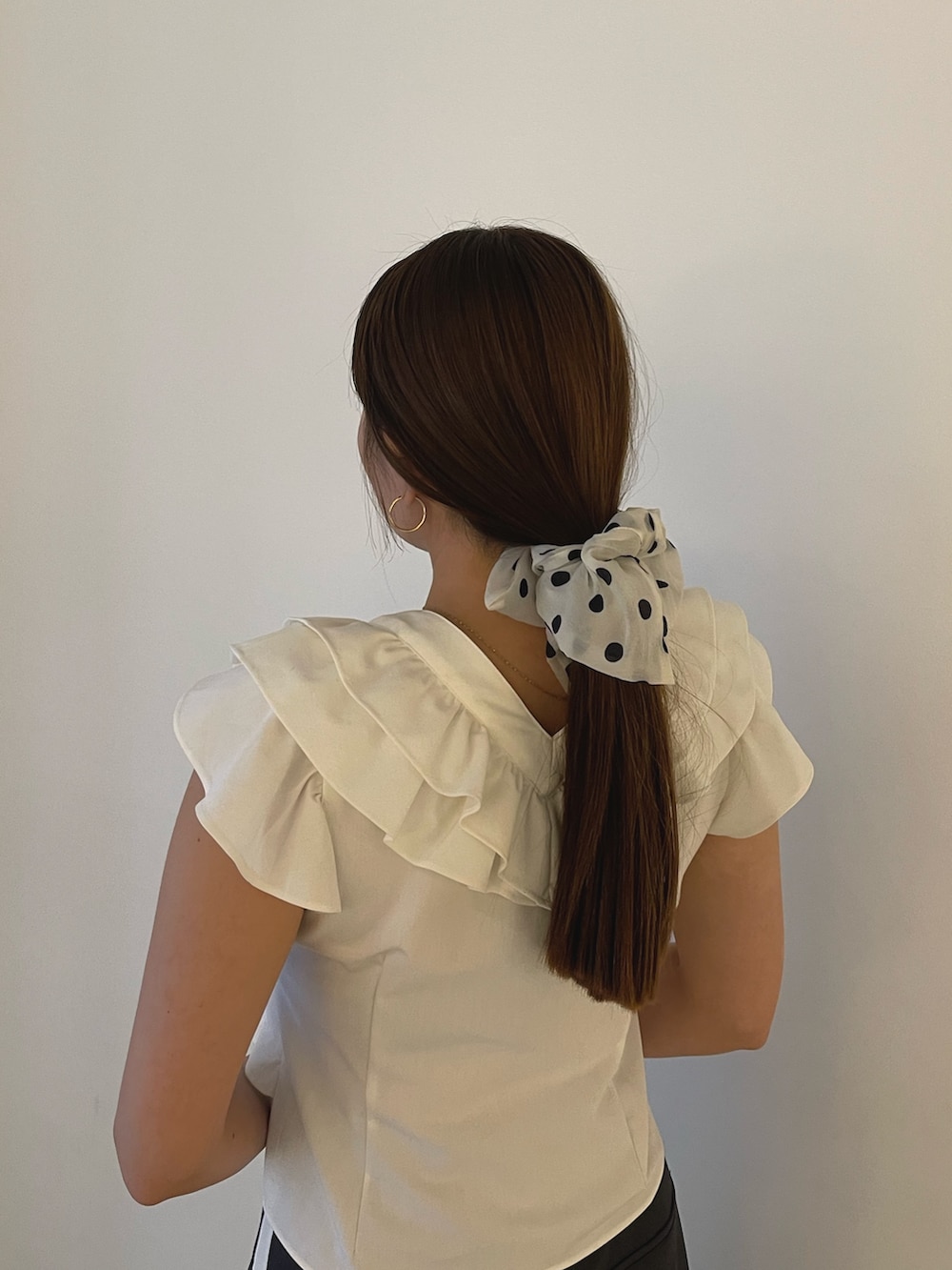 シルバー系のハンドバッグ、ホワイト系のシャツ/ブラウス、グレー系のその他パンツを着用したレディースの春コーディネートの10枚目の写真