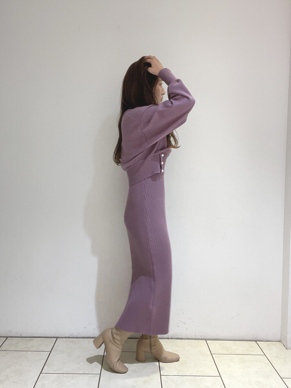 パープル系のワンピース、ベージュ系のブーツを着用したレディースの冬コーディネートの8枚目の写真