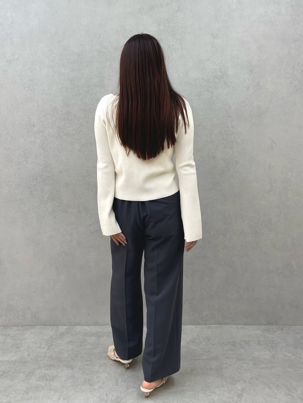 ホワイト系のサンダル、グレー系のその他パンツ、ホワイト系のアンサンブルを着用したレディースの春コーディネートの4枚目の写真