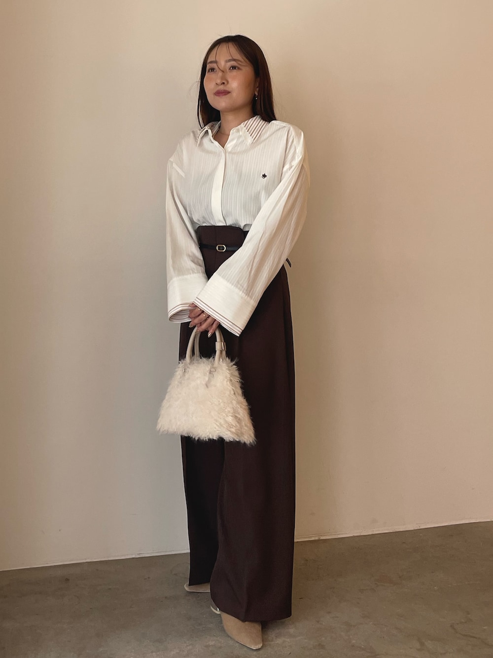 ホワイト系のボストンバッグ、ホワイト系のシャツ/ブラウス、ブラウン系のその他パンツを着用したレディースの夏コーディネートの4枚目の写真