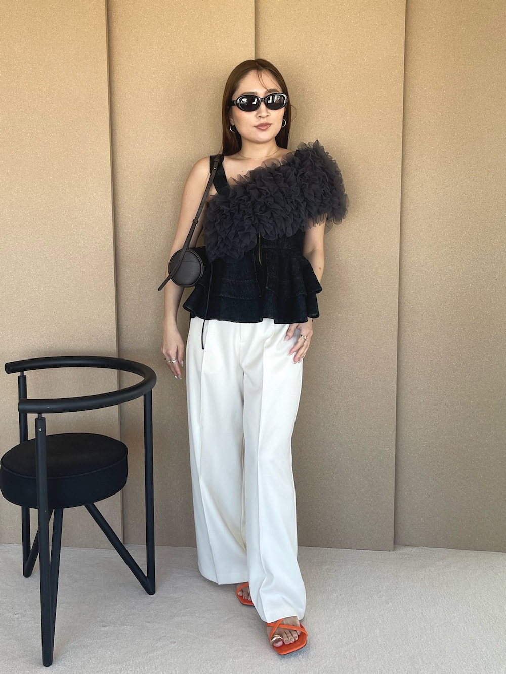 ブラック系のキャミソール、グレー系のドレス、オレンジ系のサンダルを着用したレディースの春コーディネートの3枚目の写真